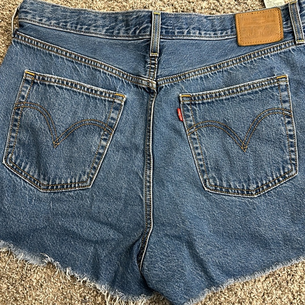 Levi’s Ribcage Shorts - Picture 2 of 3